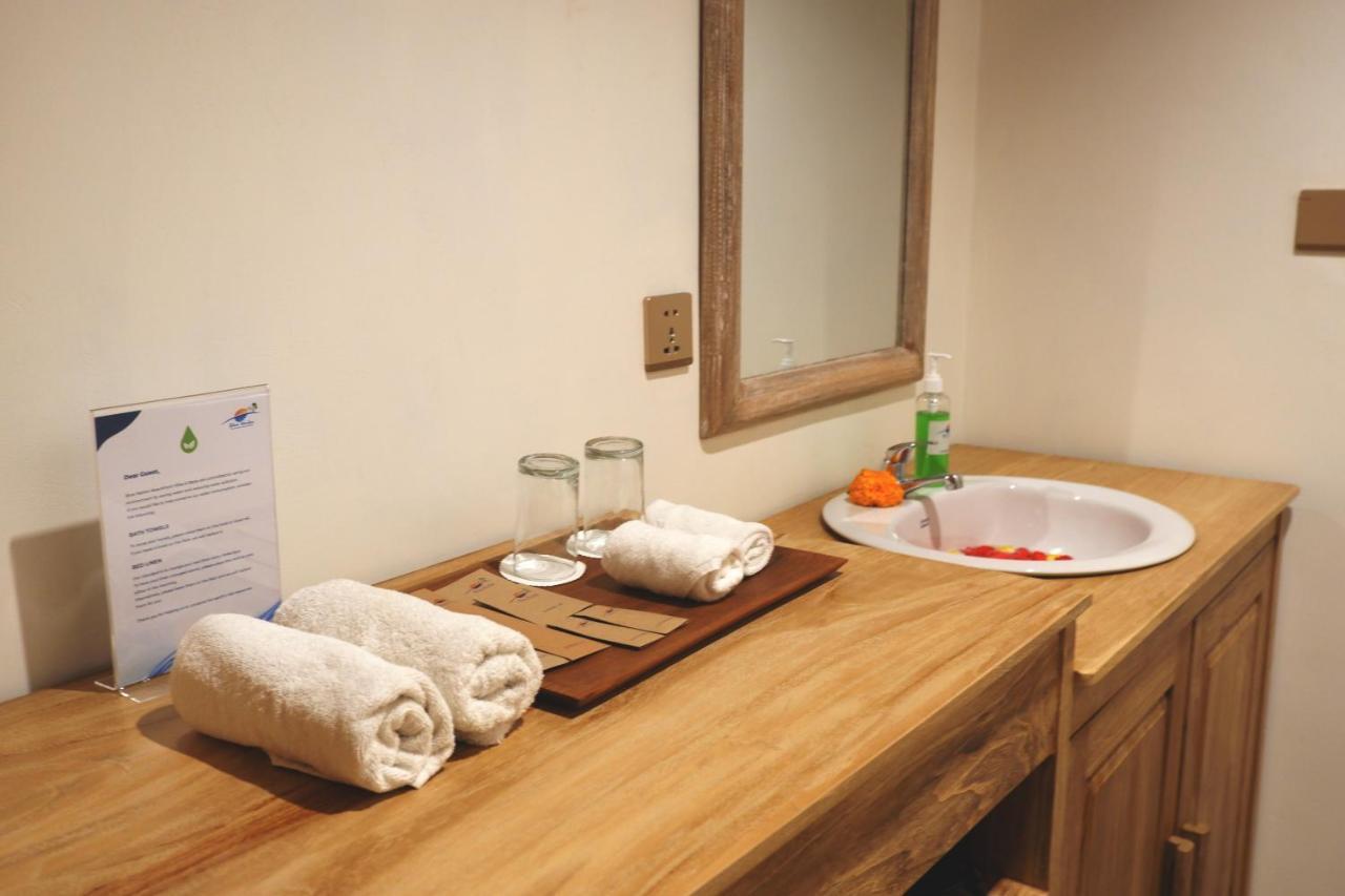 Blue Harbor Beachfront Villas & Resto Ped Екстер'єр фото